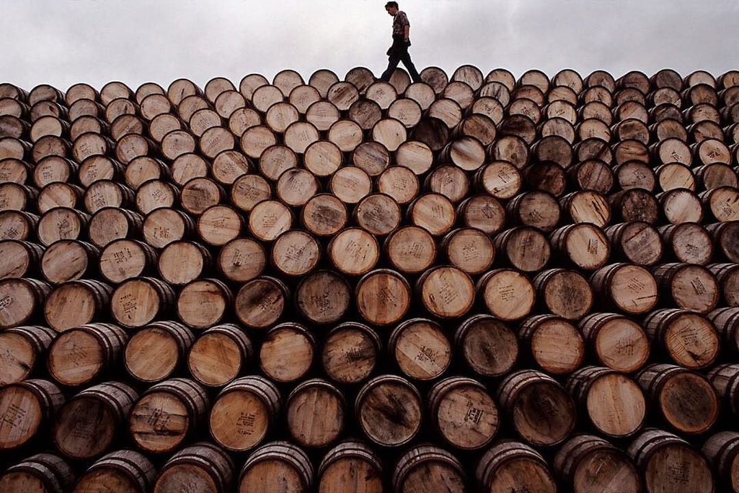 Гора из бочек с виски в Speyside Cooperage, Шотландия