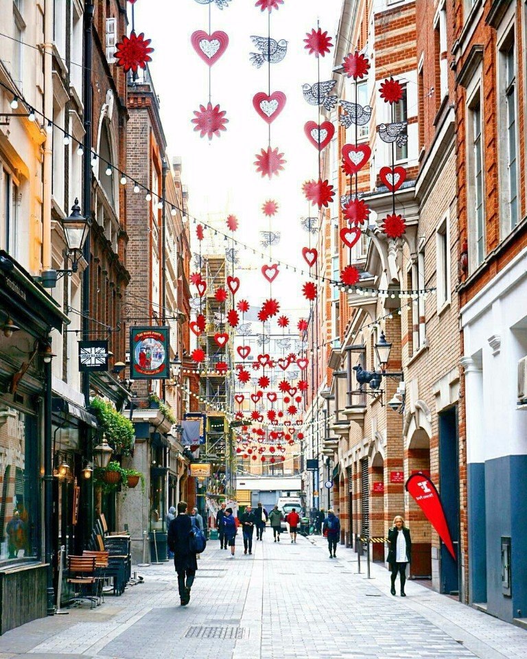 Потрясающе красивые новогодние витрины Лондона - 8