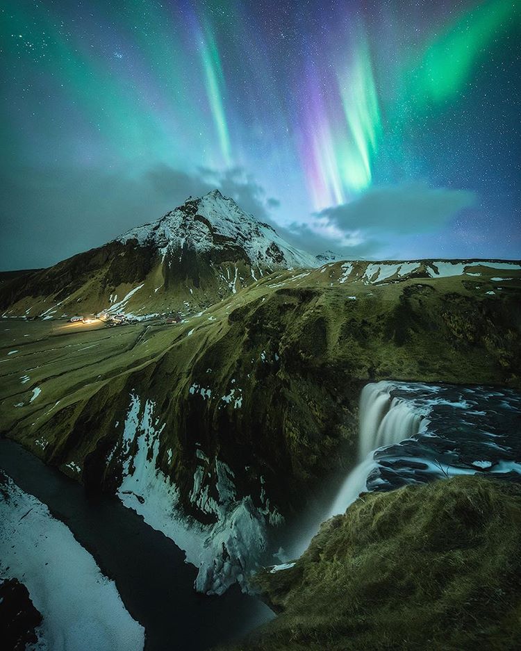 Сияние Авторы над водопадом Скоугафосс, Исландия<br><br>Фото: Michael Shainblum