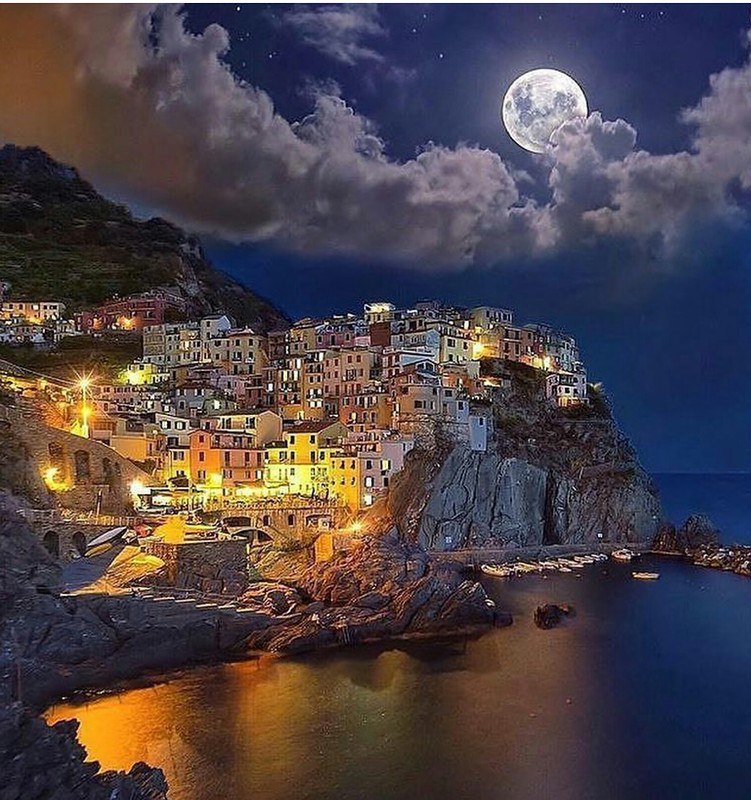 Ночь в Итальянском городе Манарола.