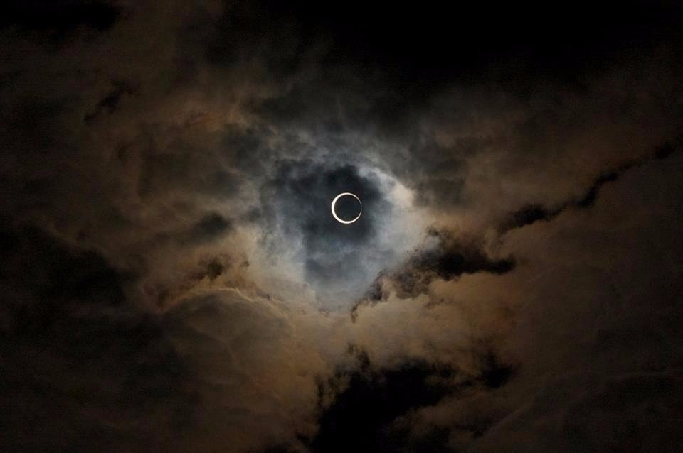 Солнечное затмение в небе города Нагоя, Япония