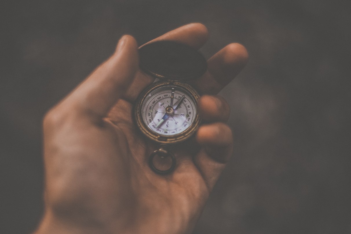 Если бы вам пришлось прожить жизнь заново, что бы вы сделали иначе? Когда людям за восемьдесят задают этот вопрос, они никогда не говорят: «Я бы проводил больше времени в офисе или я бы чаще посещал собрания комитета». Нет: вместо этого они то и дело приз