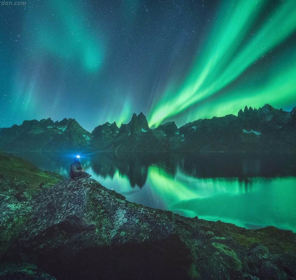 – Самые красивые звёзды, – тихо сказал Берен – зимней ночью в горах. Если лечь на спину, в густой снег... то кажется, что летишь. Плывёшь без движения, без звука в чёрном небе, и только звёзды кругом...