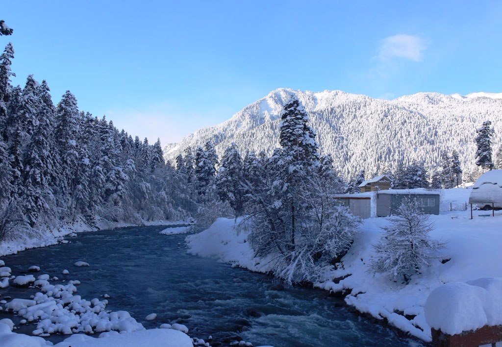 Архыз, поселок в Карачаево-Черкесии, достаточно известен среди путешественников по Кавказу. В Архызе начинается и заканчивается огромное количество туристических маршрутов: пеших, водных, конных, велосипедных. Здесь сходятся целых пять долин, что дает про