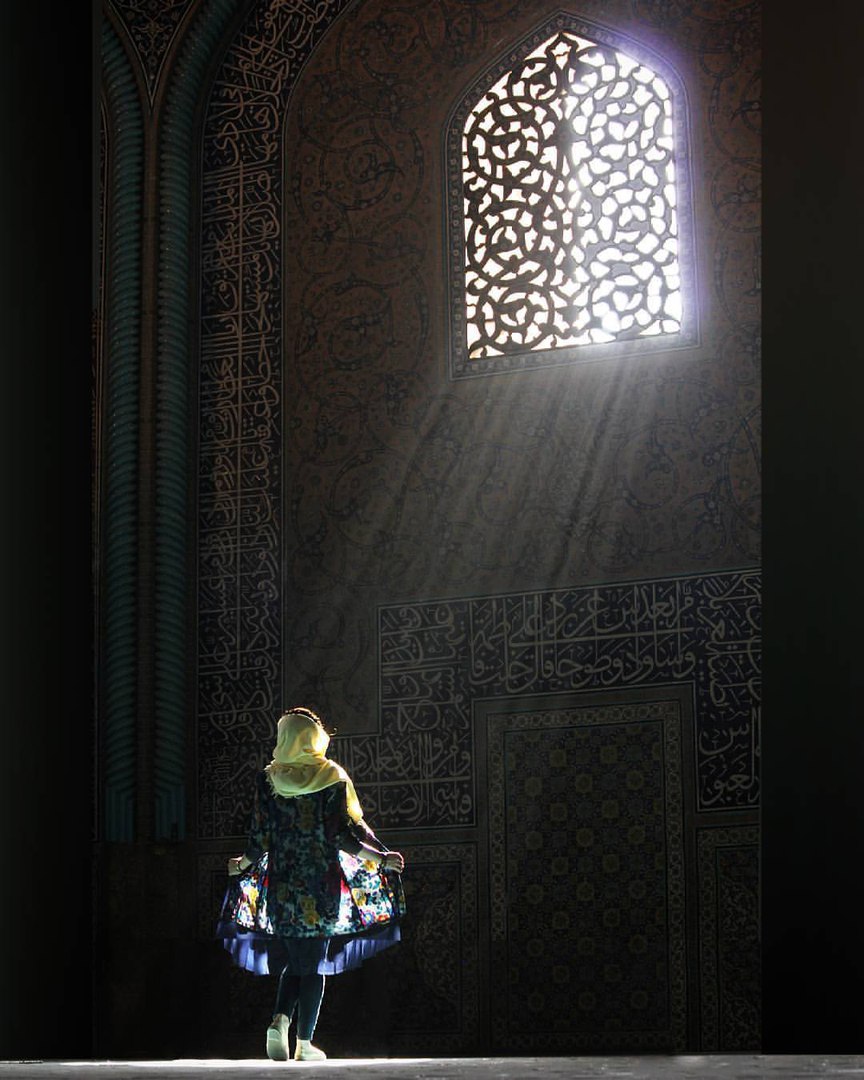 Иран - это Персия, и до 1935 года его так и называли, пока шах Реза Пехлеви не написал в Лигу Наций письмо. Там он просил заменить «Персию» на «Иран», то есть страну ариев - впрочем, эту и другие истории вам лучше расскажет гид. Мы же поможем справиться с