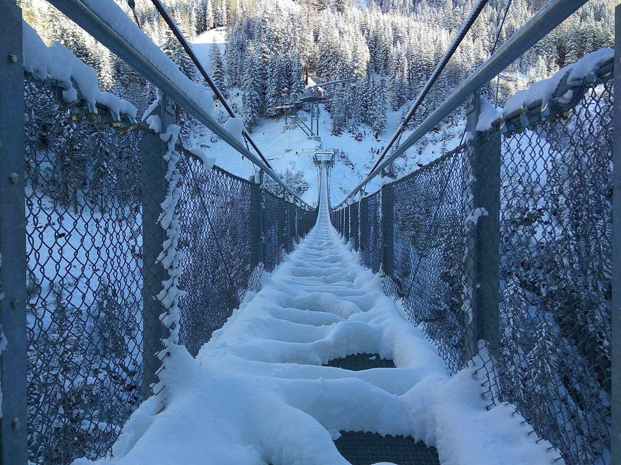 Пешеходный мост в Австрийских Альпах (Ишгль). За горой - Швейцария.