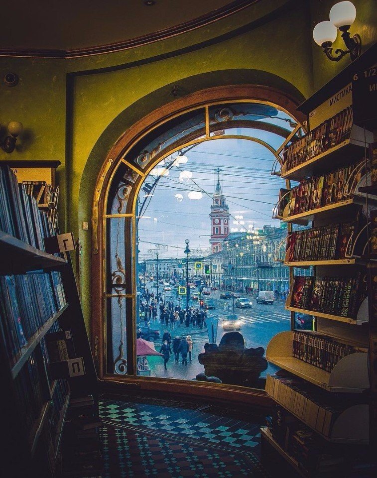Вид на Невский проспект из окна Дома Книги. Удивительно атмосферное место в Петербурге