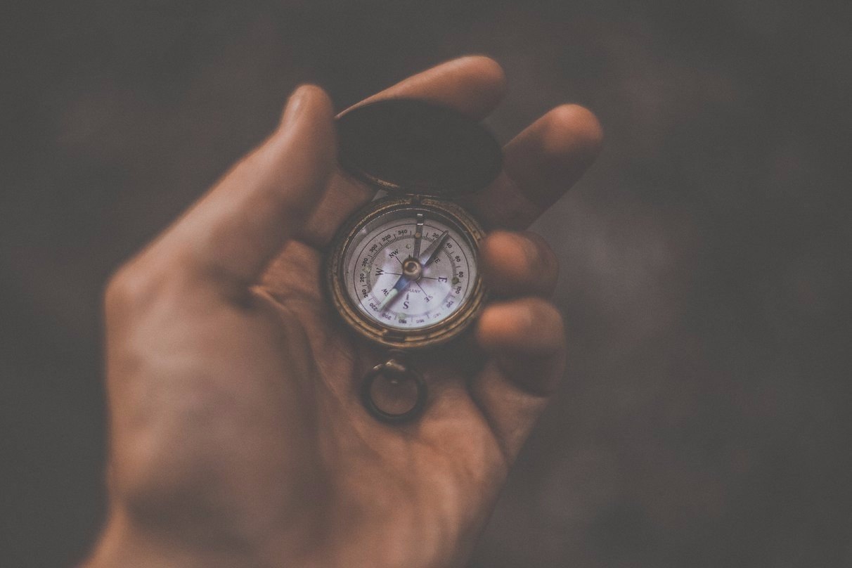 Если бы вам пришлось прожить жизнь заново, что бы вы сделали иначе? Когда людям за восемьдесят задают этот вопрос, они никогда не говорят: «Я бы проводил больше времени в офисе или я бы чаще посещал собрания комитета». Нет: вместо этого они то и дело приз