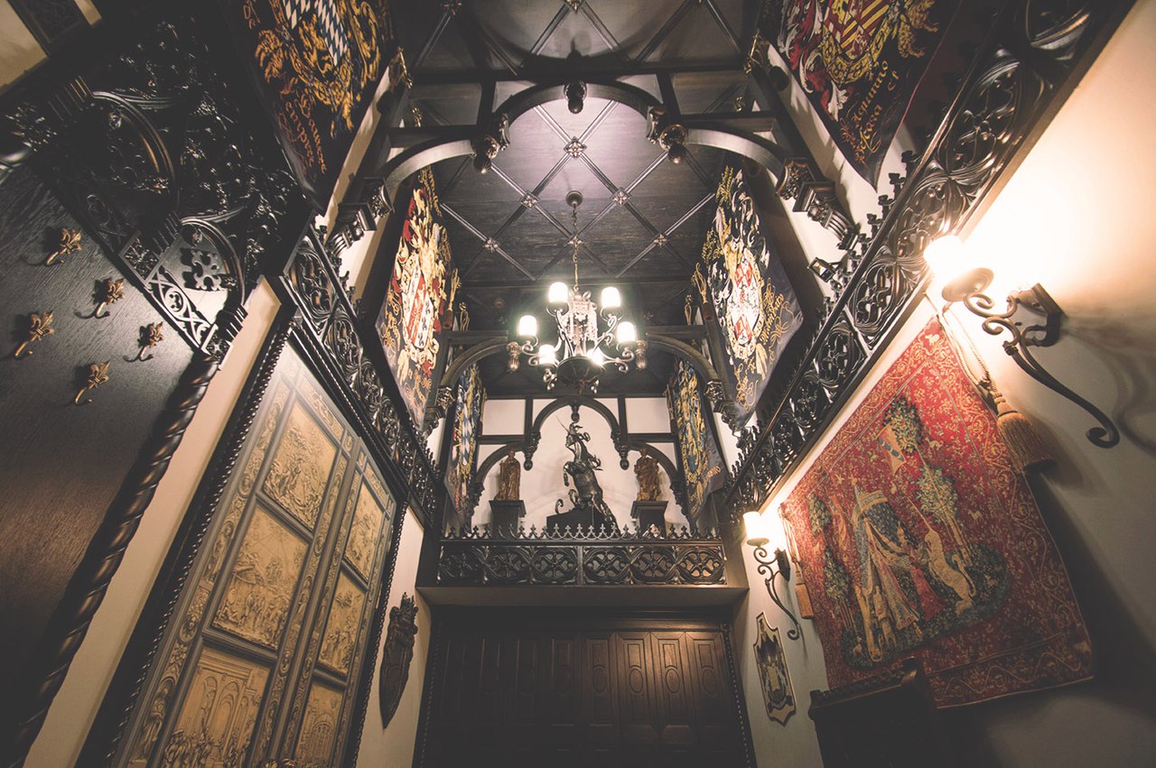 В Петербурге в Почтамтском переулке открылась Книжная Капелла - первая готическая библиотека коллекционных русских книг.