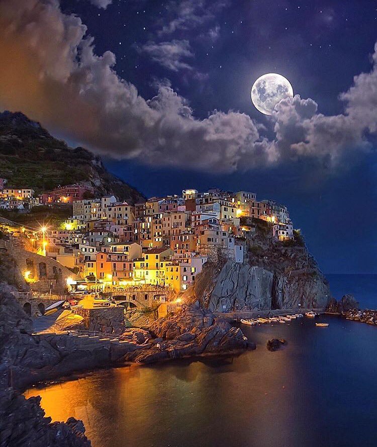 Ночь в Итальянском городе Манарола. 