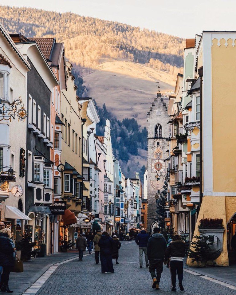 Улица в городе Випитено, Италия