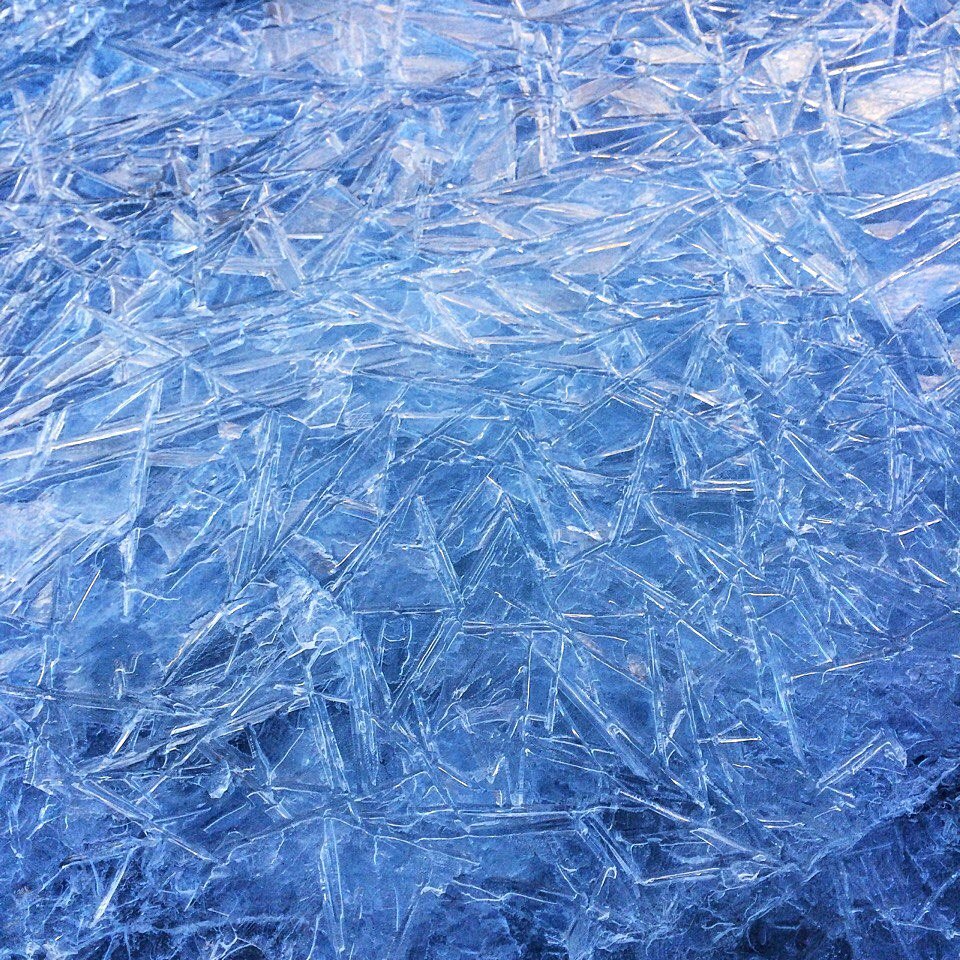 Просто неземная красота: ледяные узоры замерзшей реки Невы, выглядит как россыпь бриллиантов