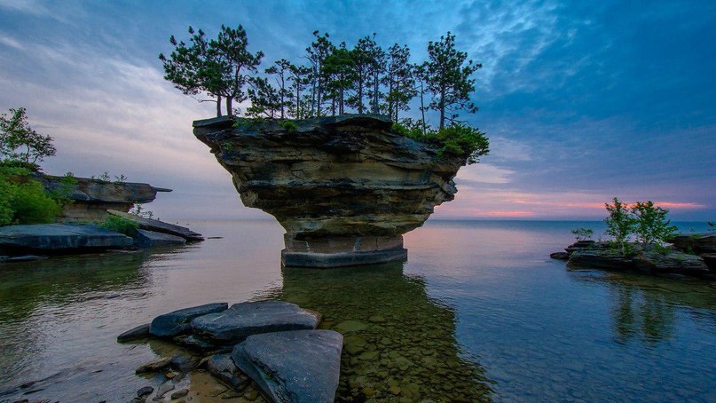 Остров скала, озеро Байкал