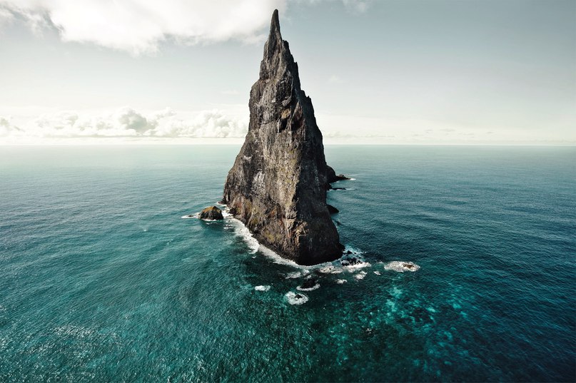 Пирамида Болла. Знаменная глыба, вырастающая из воды в южной части Тихого океана, — самая высокая скала земного шара.