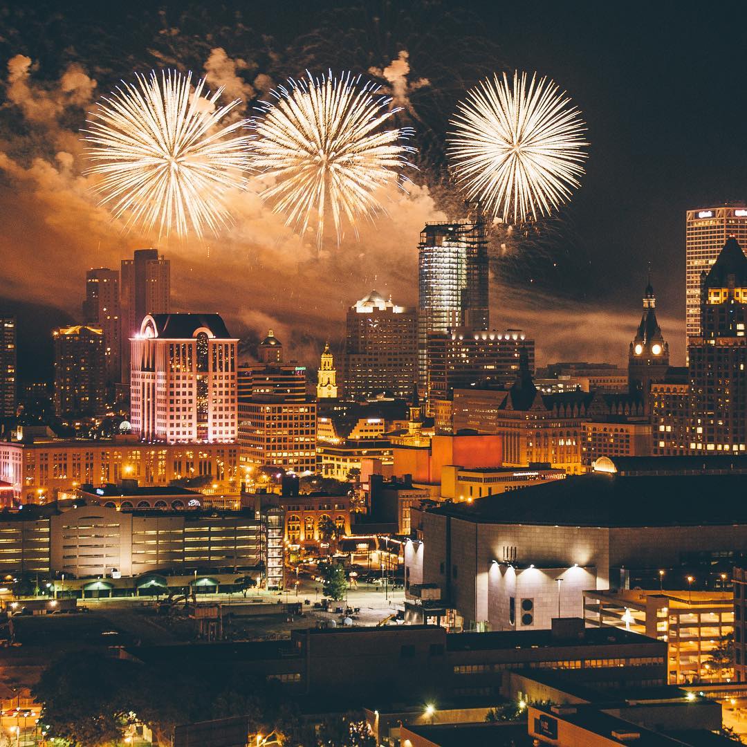 Новогодний фейерверк в Милуоки, Висконсин<br><br>Фото: optic.legacy