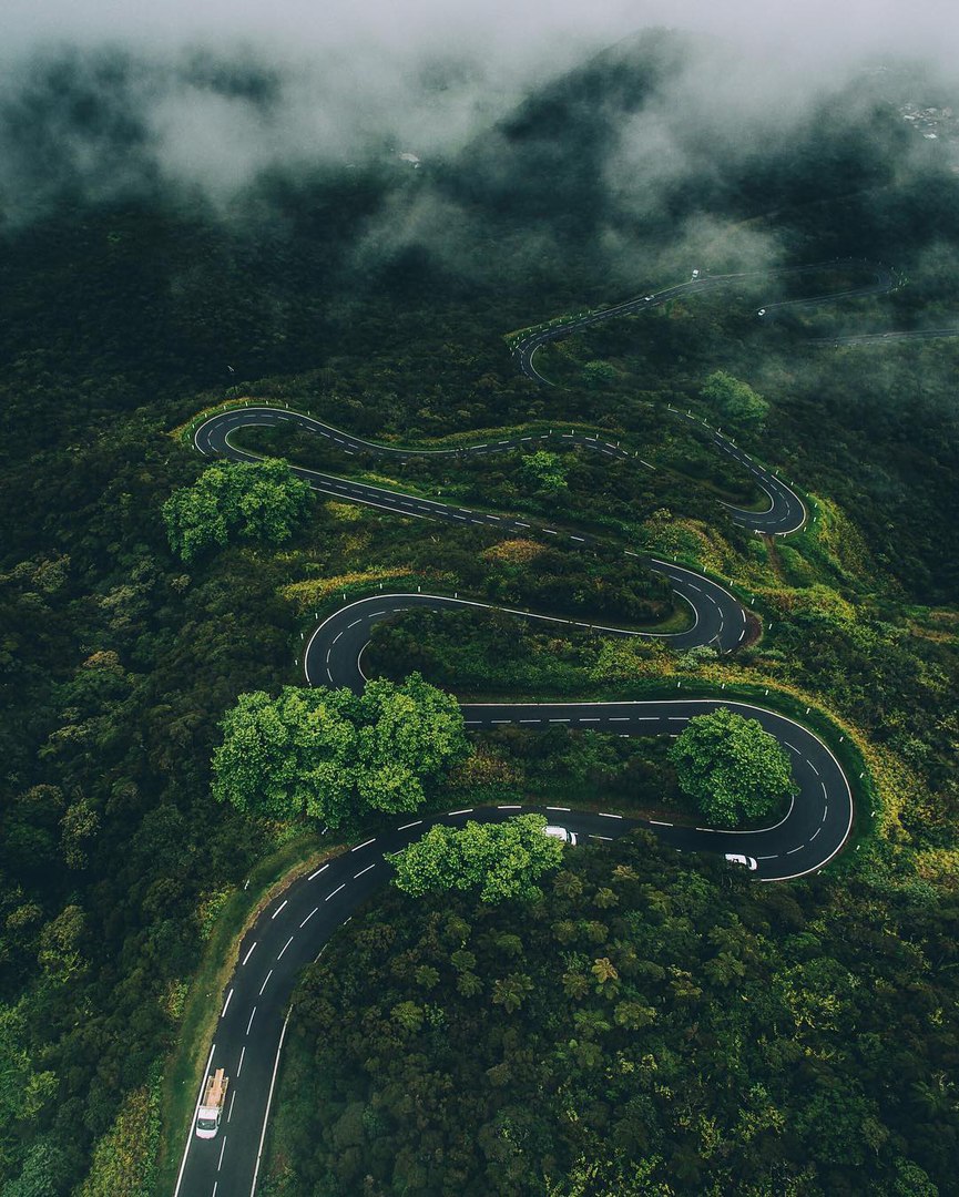 Дорога в Реюньон, заморском регионе Франции.