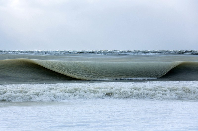 Замёрзшие волны Атлантики - очень редкое природное явление, которое не в силах понять даже наука. Высота волн от полуметра до метра. - 5