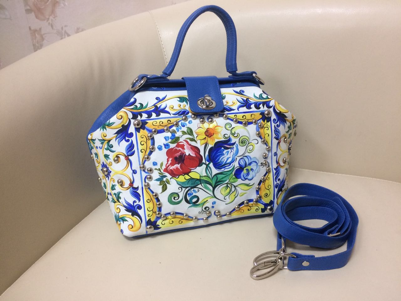 Как мы все ждем весну) а вы готовы встретить её стильно, красиво , неотразимо? <br>Тогда вам к нам www.vk.com/sumochkielbi<br>Только для вас самые яркие и незабываемые вещи ручной работы: сумочки, рюкзачки, сапожки с ручной росписью и аппликацией.<br>Спеш