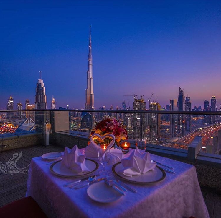 Романтический ужин с видом на огни ночного Дубая