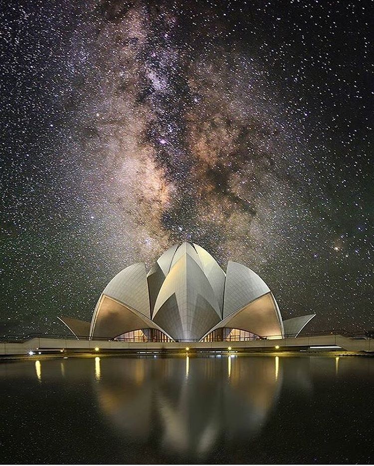 Храм Лотоса и Млечный путь. <br>Индия