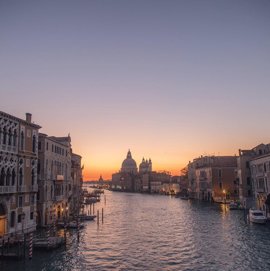 Венеция — это огромная коробка шоколадных конфет, которую вы съели бы в один присест.<br><br>— Трумэн Капоте - 5