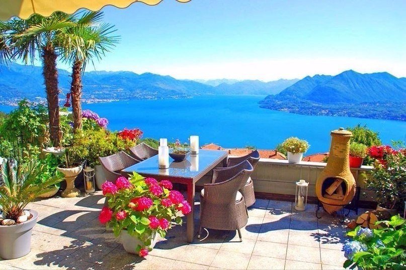 Вид из пентхауса на озере Маджоре, Италия