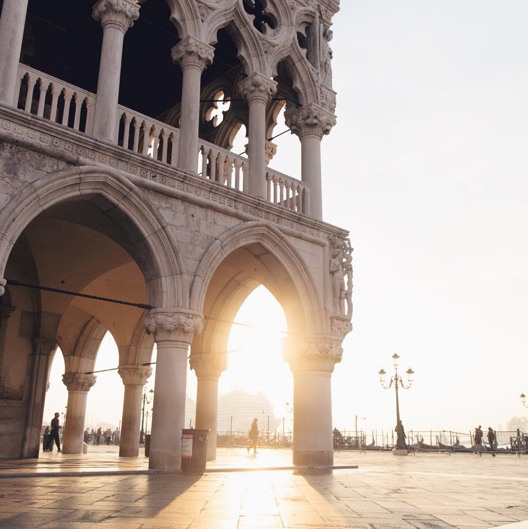 Венеция — это огромная коробка шоколадных конфет, которую вы съели бы в один присест.<br><br>— Трумэн Капоте