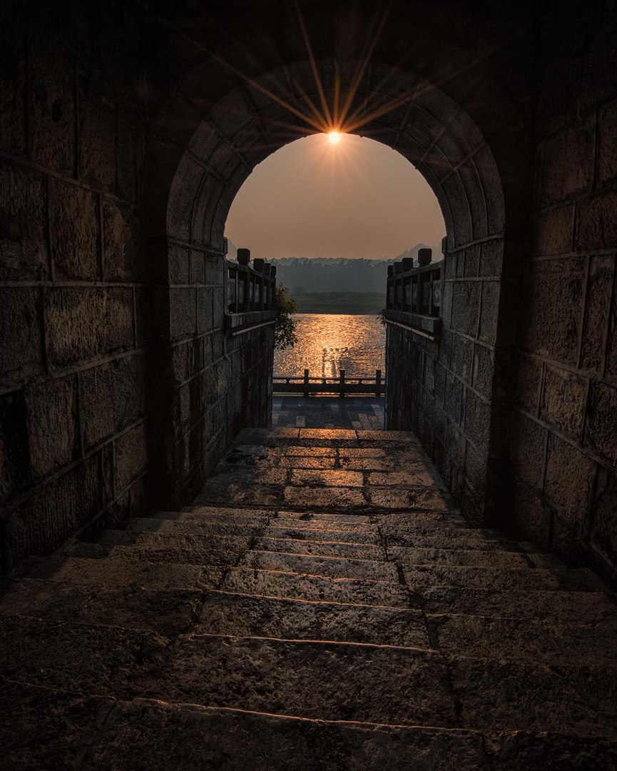 Старинные ступеньки на древней лестнице Великой Стены в Китае - и рождение нового дня.