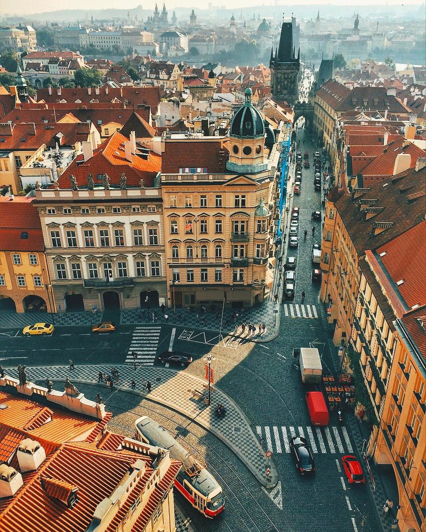 «Волшебный город эта Прага! Ни один город не оставил во мне такой живой памяти. Ни один город не смотрит на посетителя такими чудными, человечески-понятливыми глазами».<br> <br>Федор Иванович Тютчев