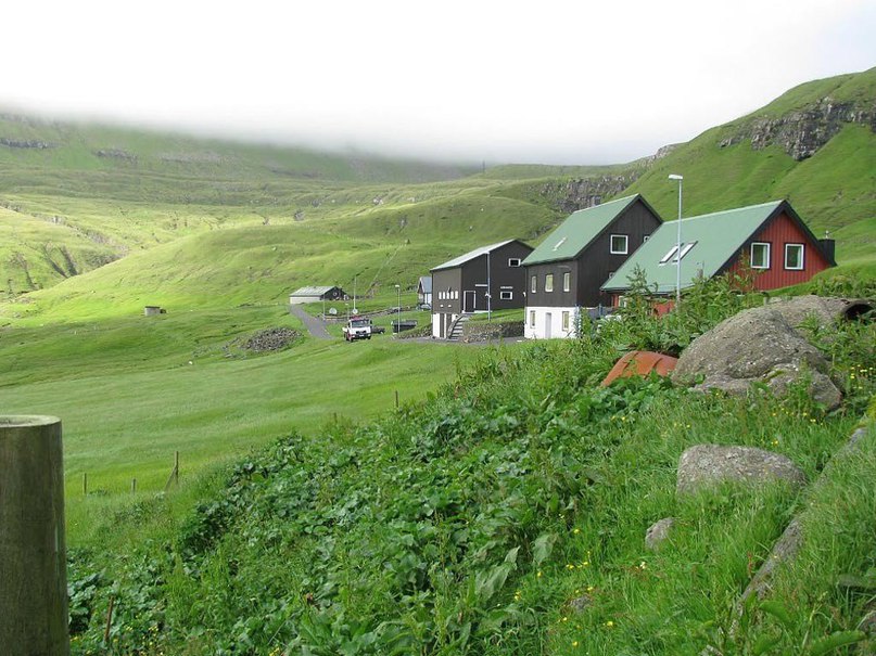 Небольшая деревушка Гасадалур на острове Вагар, Фарерские острова, Атлантический океан. Население деревни — всего несколько сотен жителей. - 6