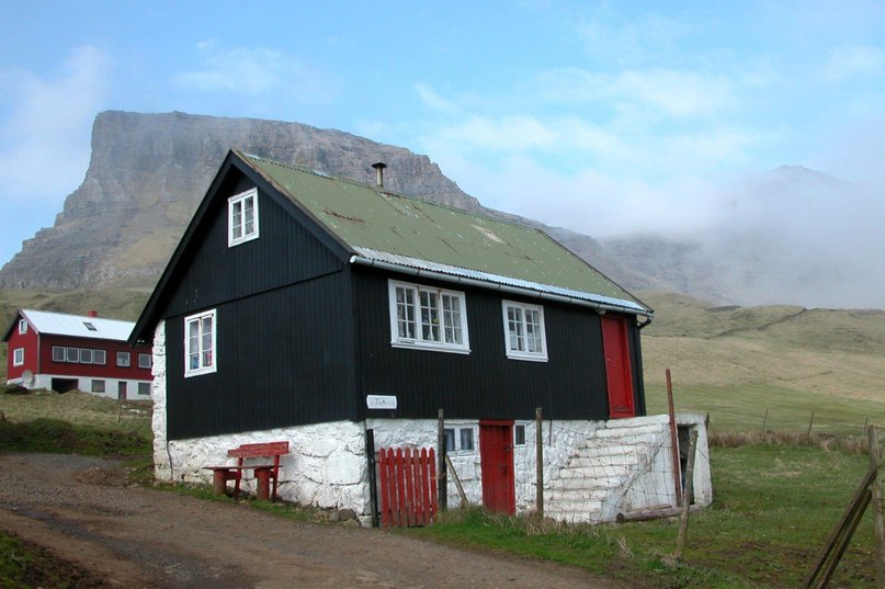 Небольшая деревушка Гасадалур на острове Вагар, Фарерские острова, Атлантический океан. Население деревни — всего несколько сотен жителей. - 5