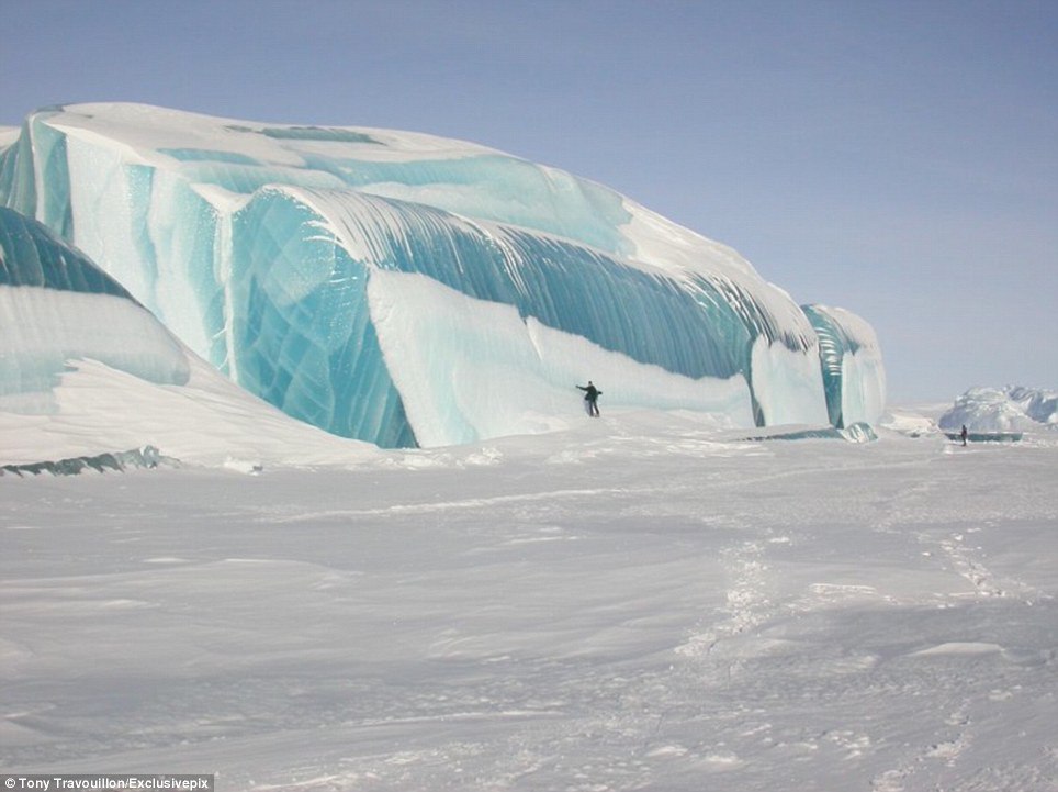 Замерзшая волна в антарктиде