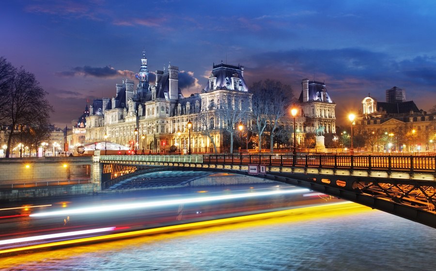 Отель де Вилль в вечерних огнях. Париж, Франция.