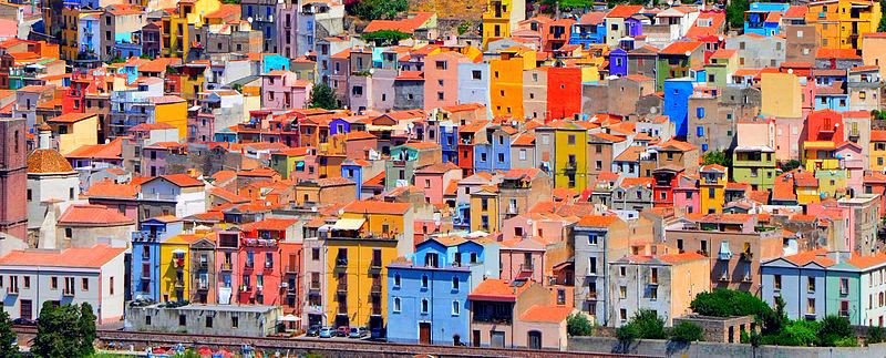 Удивительный городок Боза на западе Сардинии, Италия