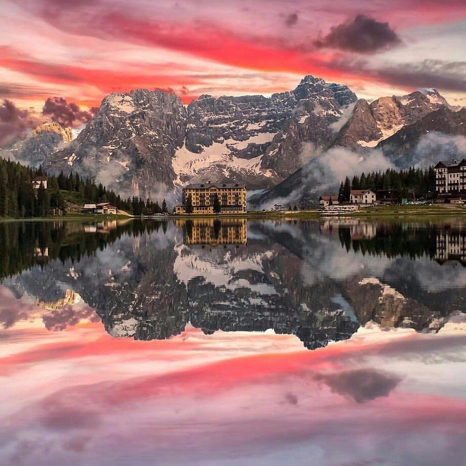 Озеро Мизурина в провинции Беллуно, Италия.