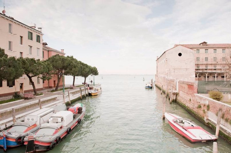 Как выглядит Венеция не в туристический сезон глазами итальянского фотографа Claudia Corrent<br><br>Вокруг Света в Instagram @roundtheworld2 - 5
