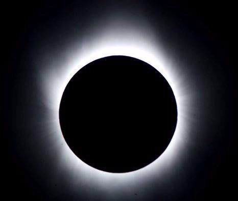 Великолепные фотографии солнечного затмения со всего мира! - 7