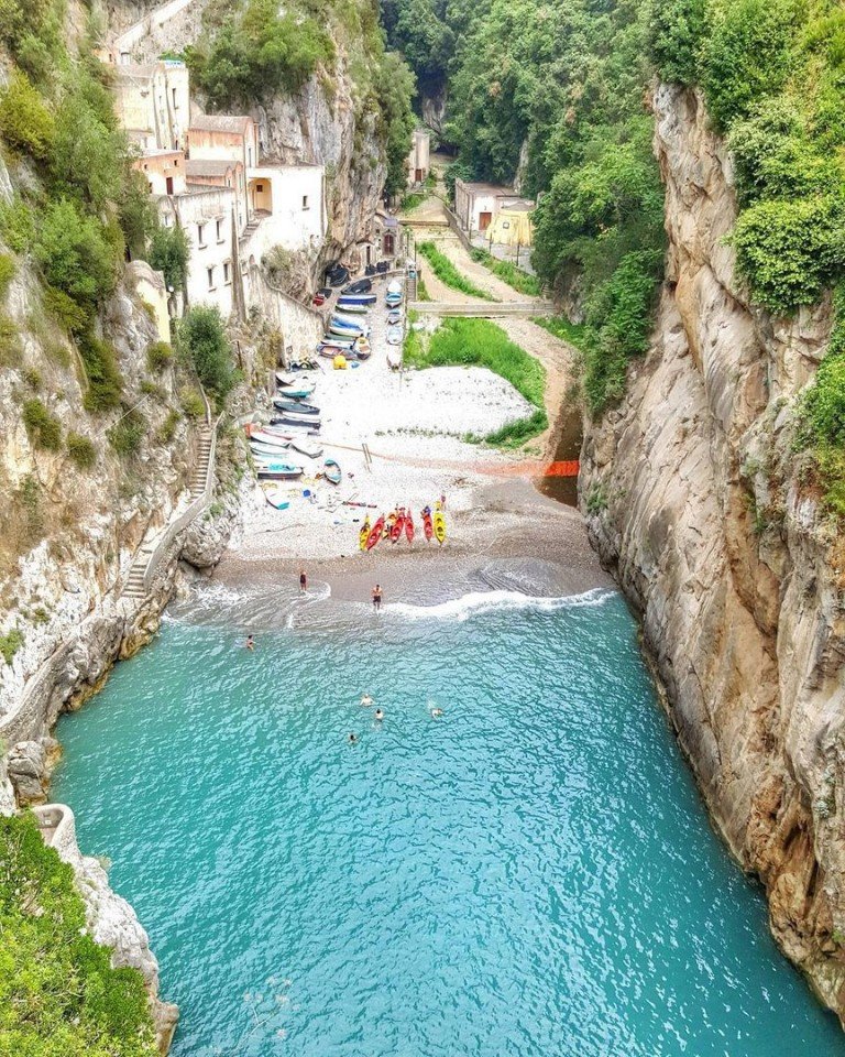 Маленький уютный пляж в Италии