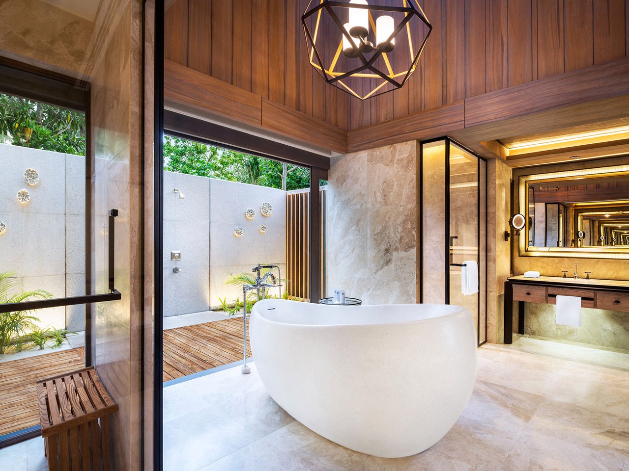 Когда у моих знакомых заканчиваются деньги, то они улетают на Мальдивы не на 14, а на 10 дней.. - 5