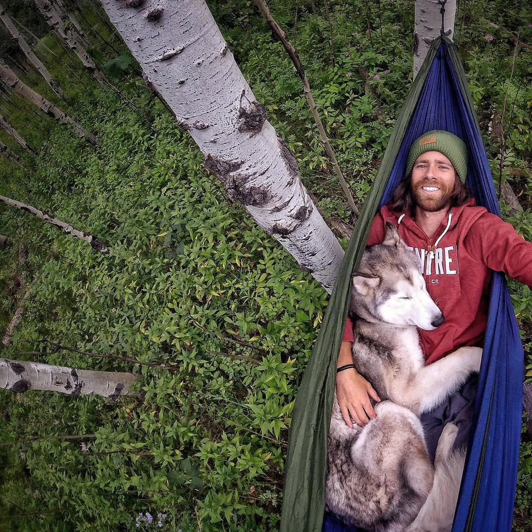 Фотограф и его собака Локи, с которой он путешествует.