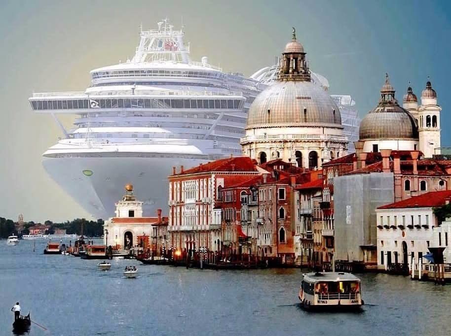 Круизный лайнер заходит в Венецию