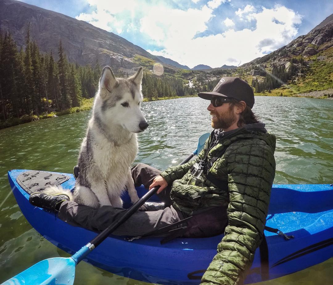 Фотограф и его собака Локи, с которой он путешествует. - 9