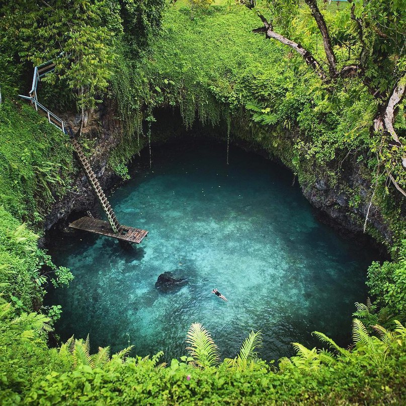 То Суа - естественный бассейн в провале, одно из самых экзотических мест для купания в морской воде.<br>Самоа. 