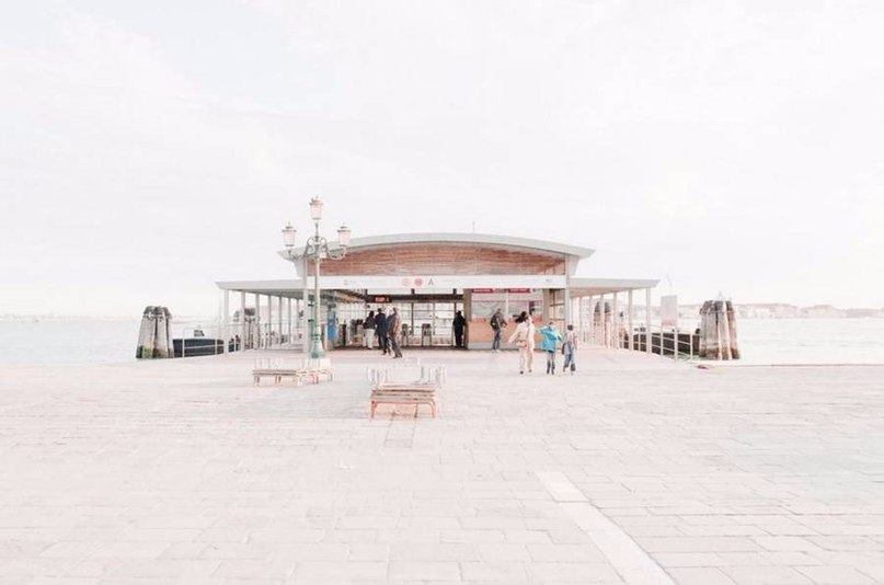 Как выглядит Венеция не в туристический сезон глазами итальянского фотографа Claudia Corrent<br><br>Вокруг Света в Instagram @roundtheworld2 - 7