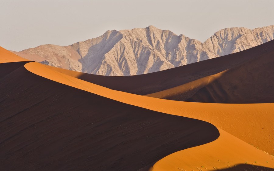 Закат над песчаными дюнами. Пустыня Намиб, Африка.