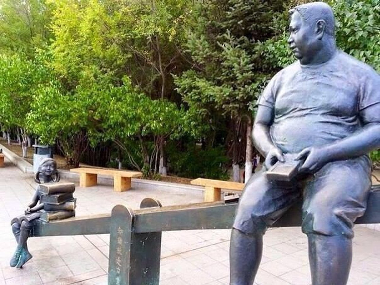 Скульптура, олицетворяющая силу книг, Япония