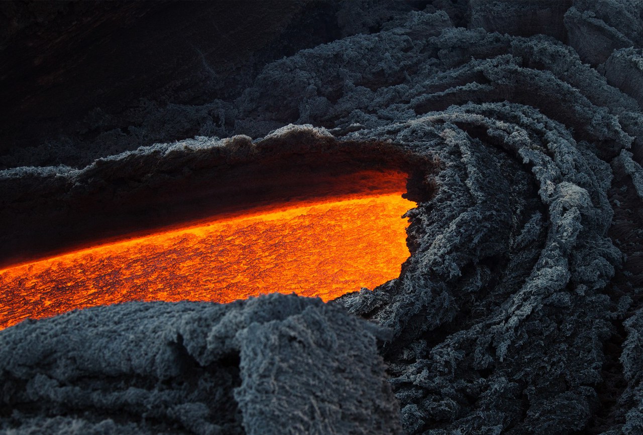 Извержение вулкана Этна на Сицилии.