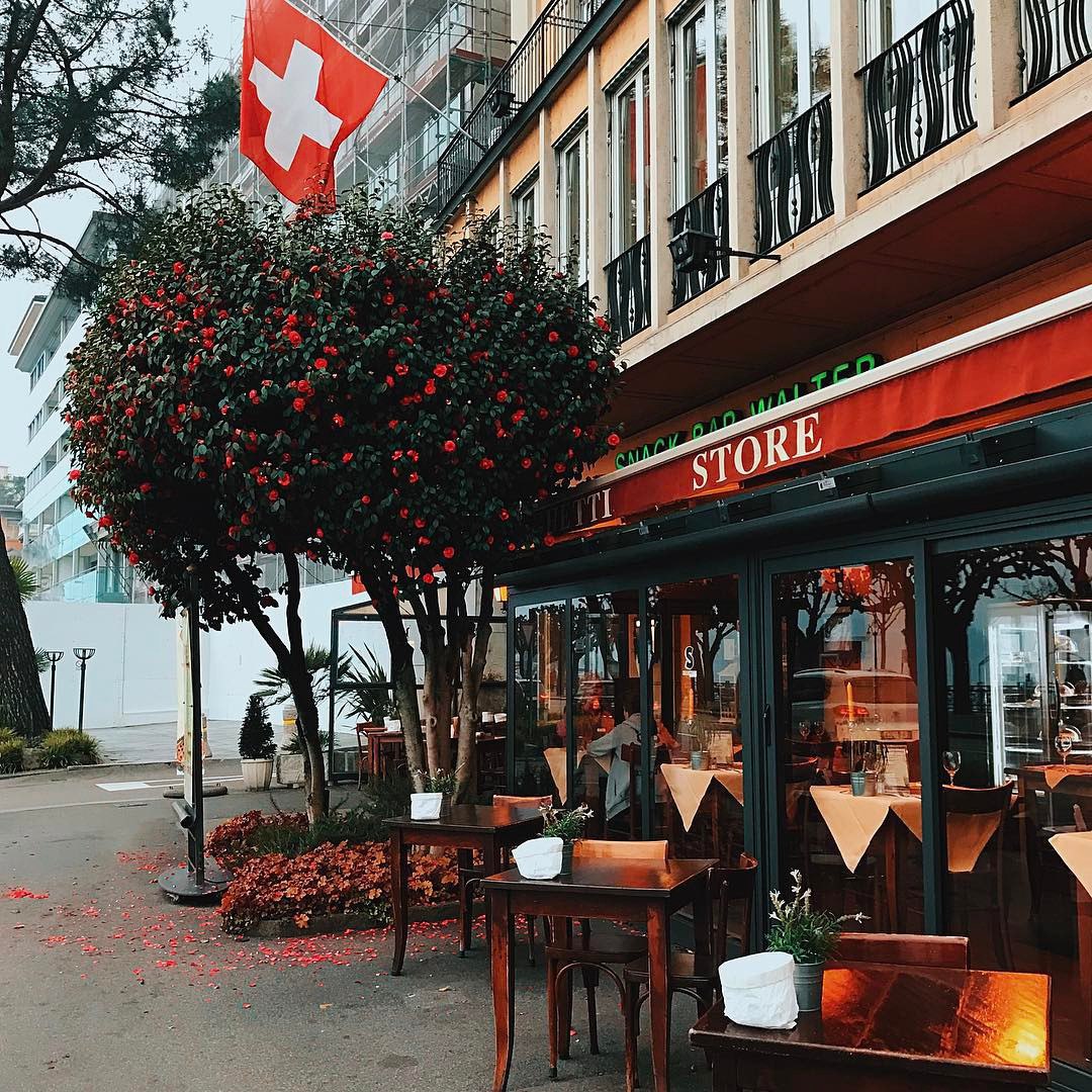 Один билет в Италию пожалуйста...