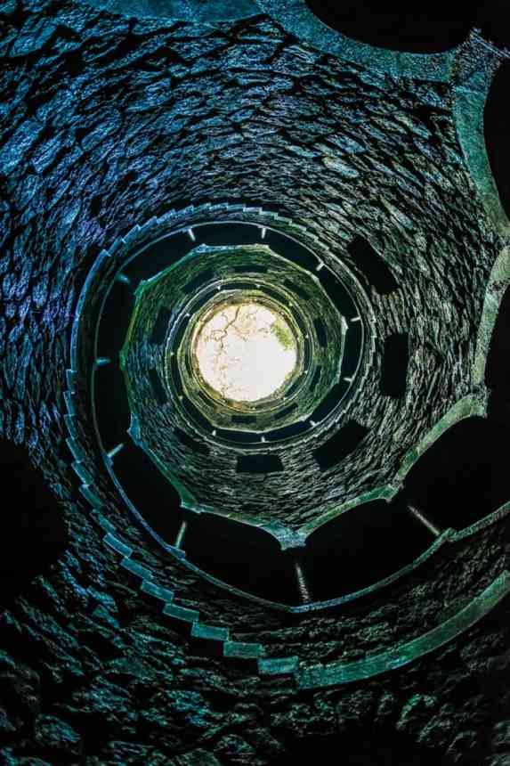 Таинственный и красивый колодец в Синтре <br><br>Слышали ли вы о поразительно красивом Колодце посвящения – 27-метровая постройка, которая поразительно похожа на башню, но... построена шиворот-навыворот. <br>Легенды говорят, что этот колодец, который