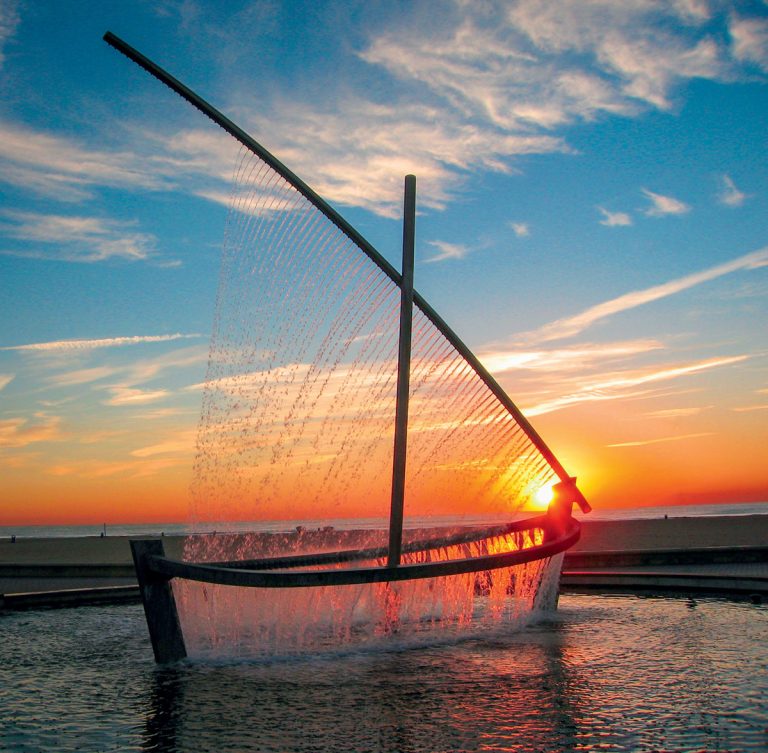 Чудесный фонтан в виде лодки, Валенсия, Испания